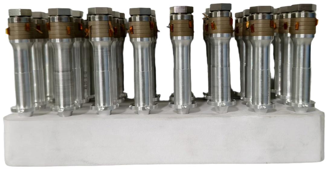 换能器内芯批量装配实拍,两排内芯立于工装底座